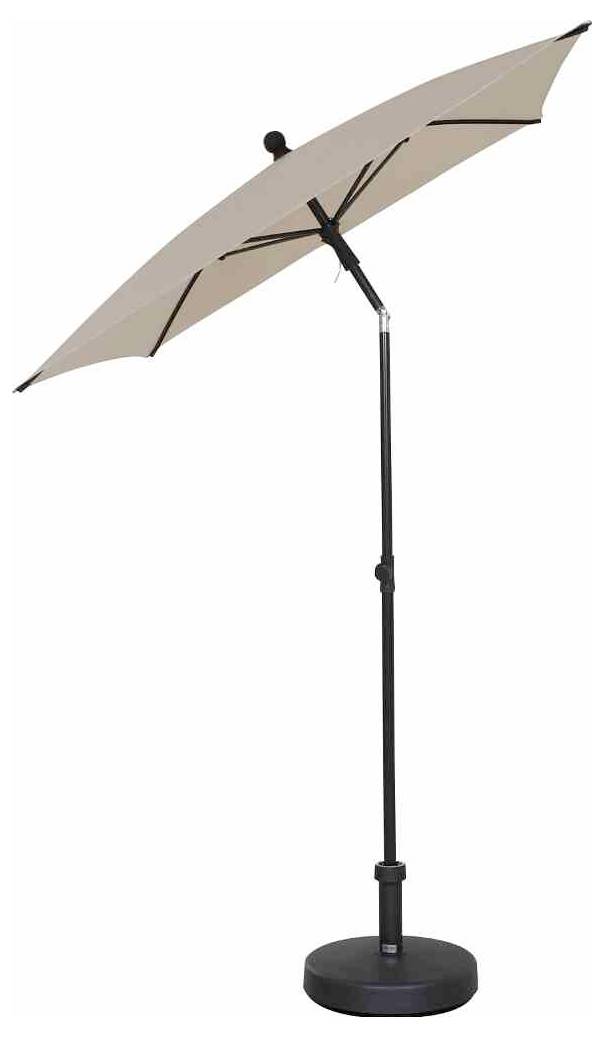Beige parasol met zwarte, verstelbare standaard en rond voetstuk, gedeeltelijk geopend. Geschikt voor buitengebruik.