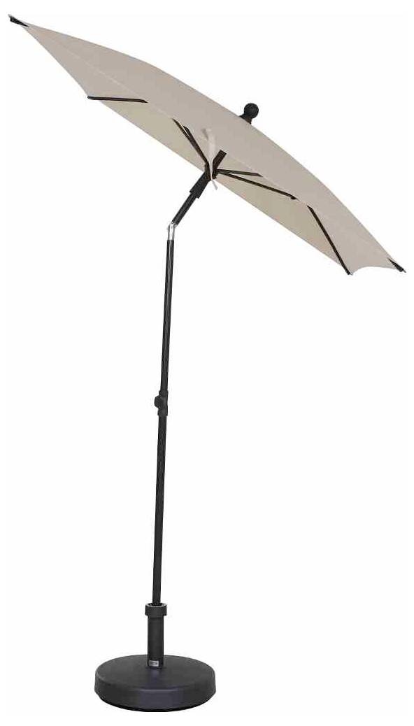 Een beige-gekleurde parasol met een zwart frame en een rond voetstuk, licht schuin aan de zijkant geplaatst.