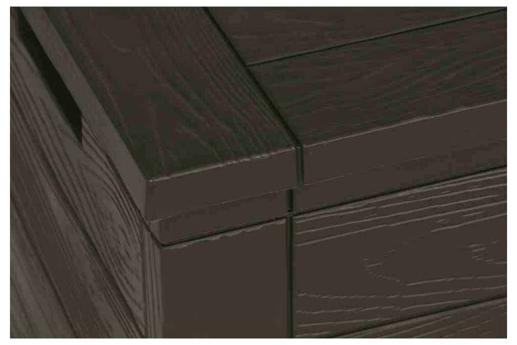 Een houten kist met een donkerbruine, geaderde oppervlakte en overlappende randen die een robuuste constructie laten zien.