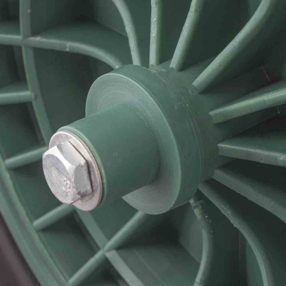 Groen wiel met centrale schroef. Wielnaaf en spaakstructuur zichtbaar. Industrieel of machinaal gebruikt reserveonderdeel.