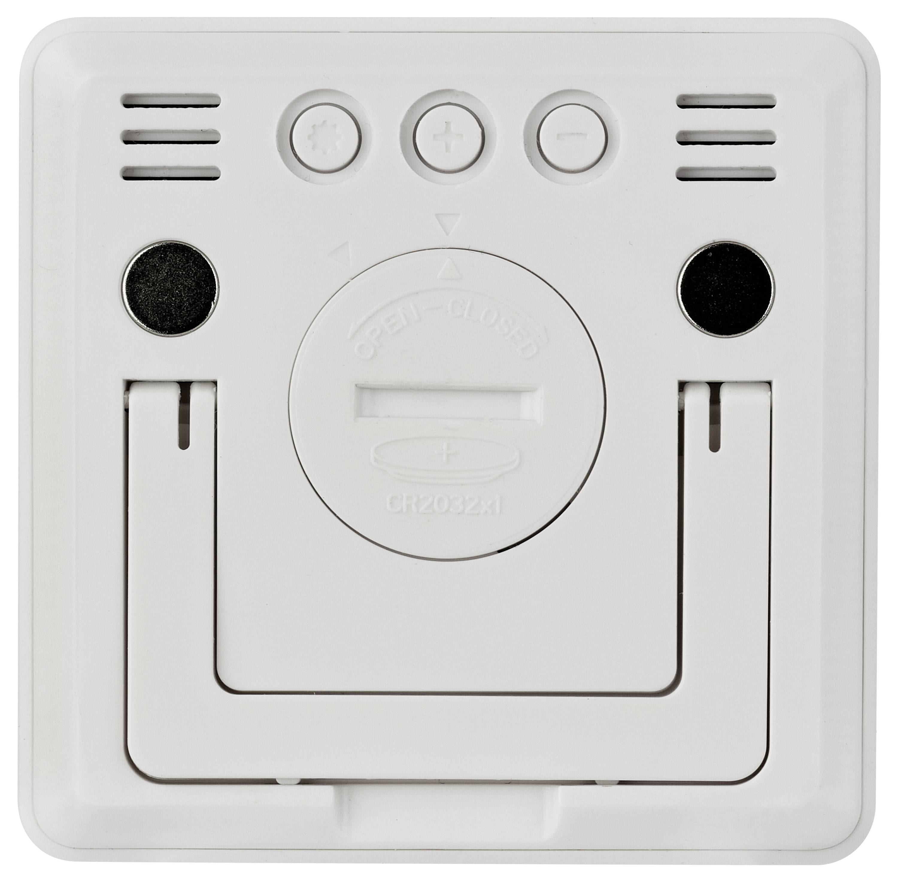 Achterkant van een witte afstandsbediening met zichtbaar batterijvak en knoppen voor bediening.