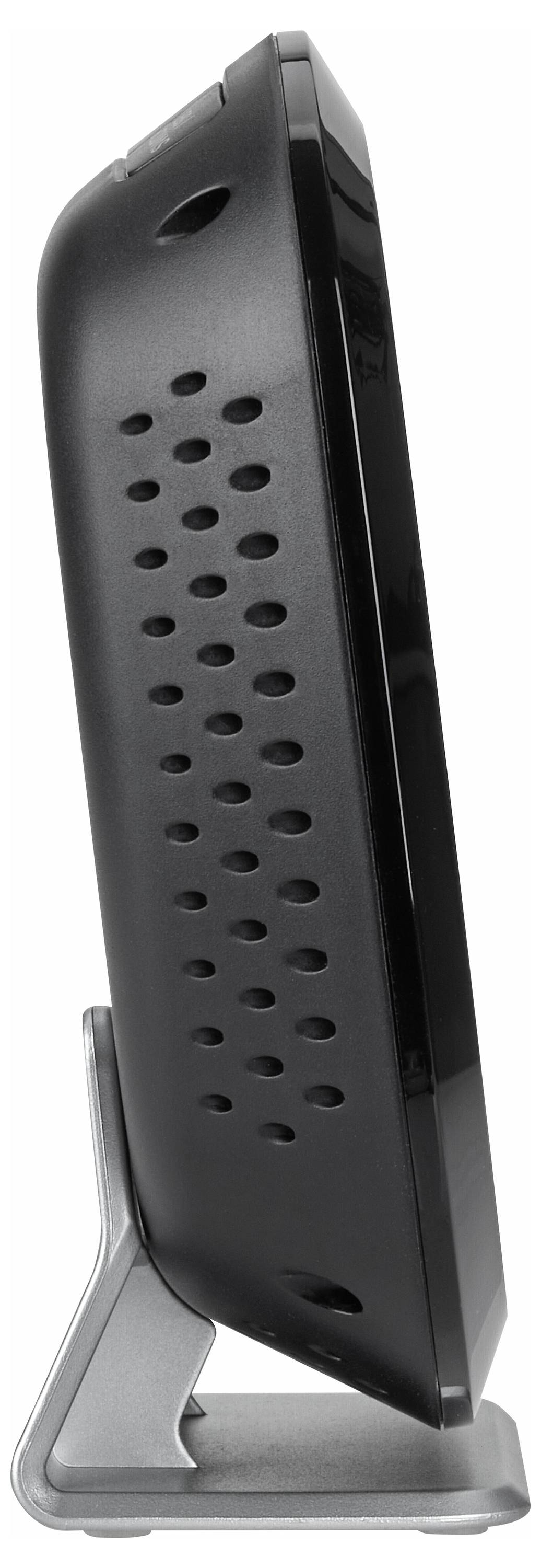 Een slanke, zwarte modem of router staand aan de zijkant met ventilatiesleuven, gemonteerd op een zilveren standaard.