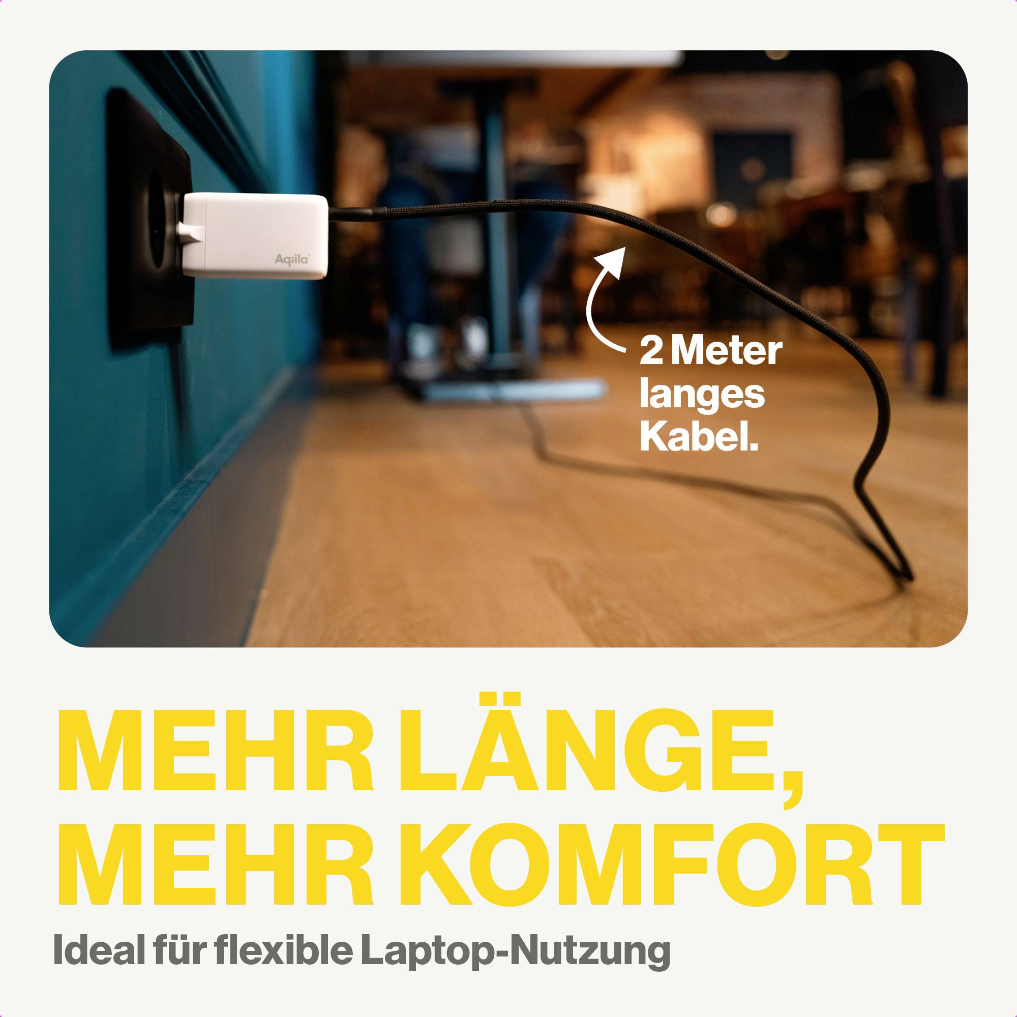 Oplader met 2 meter lang snoer steekt in een stopcontact aan de muur. Tekst: 'Meer lengte, meer gemak. Ideaal voor flexibel laptopgebruik.'