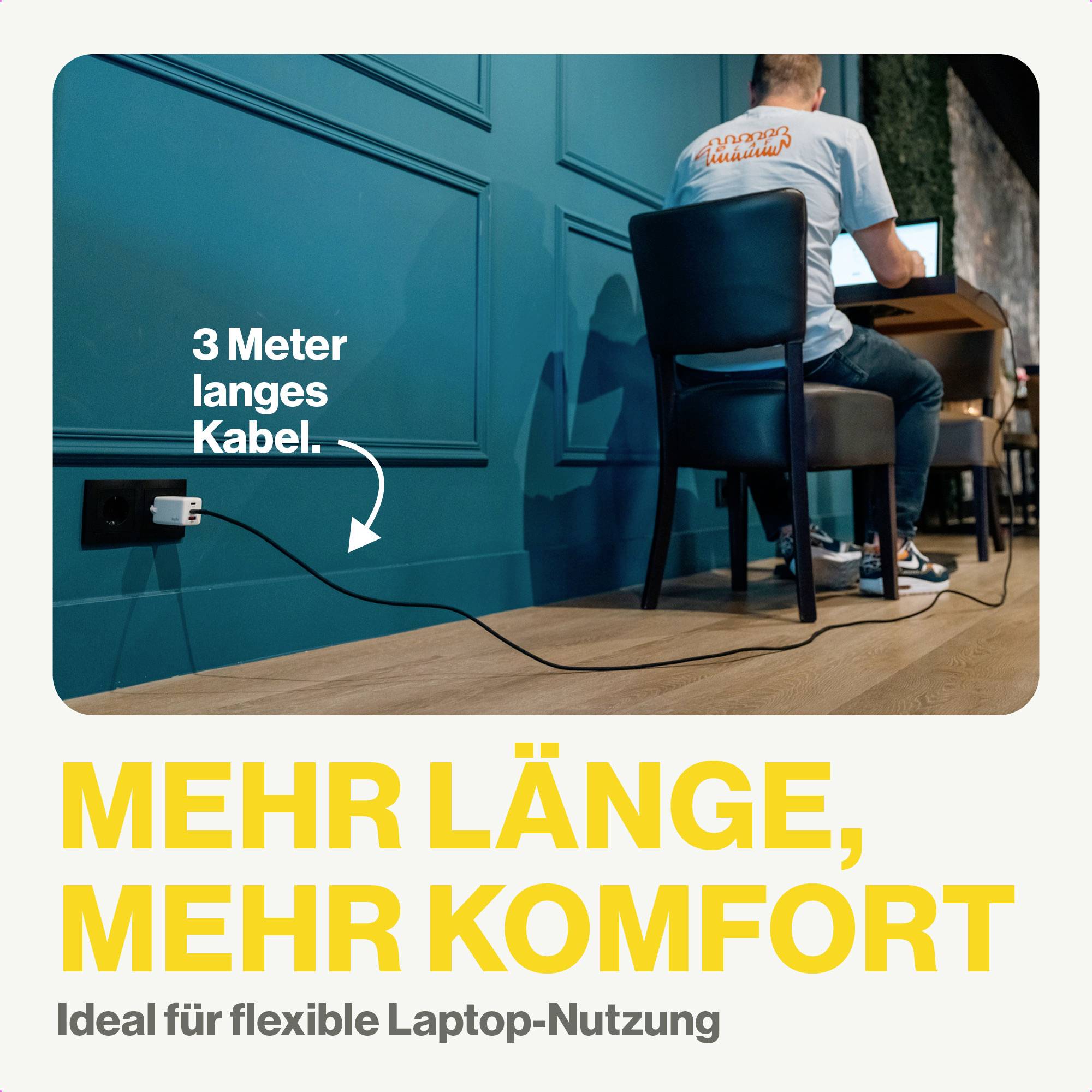 'Man zit aan een tafel met laptop; een 3 meter lang kabel verbindt hem met een stopcontact. Tekst: Meer lengte, meer comfort.'