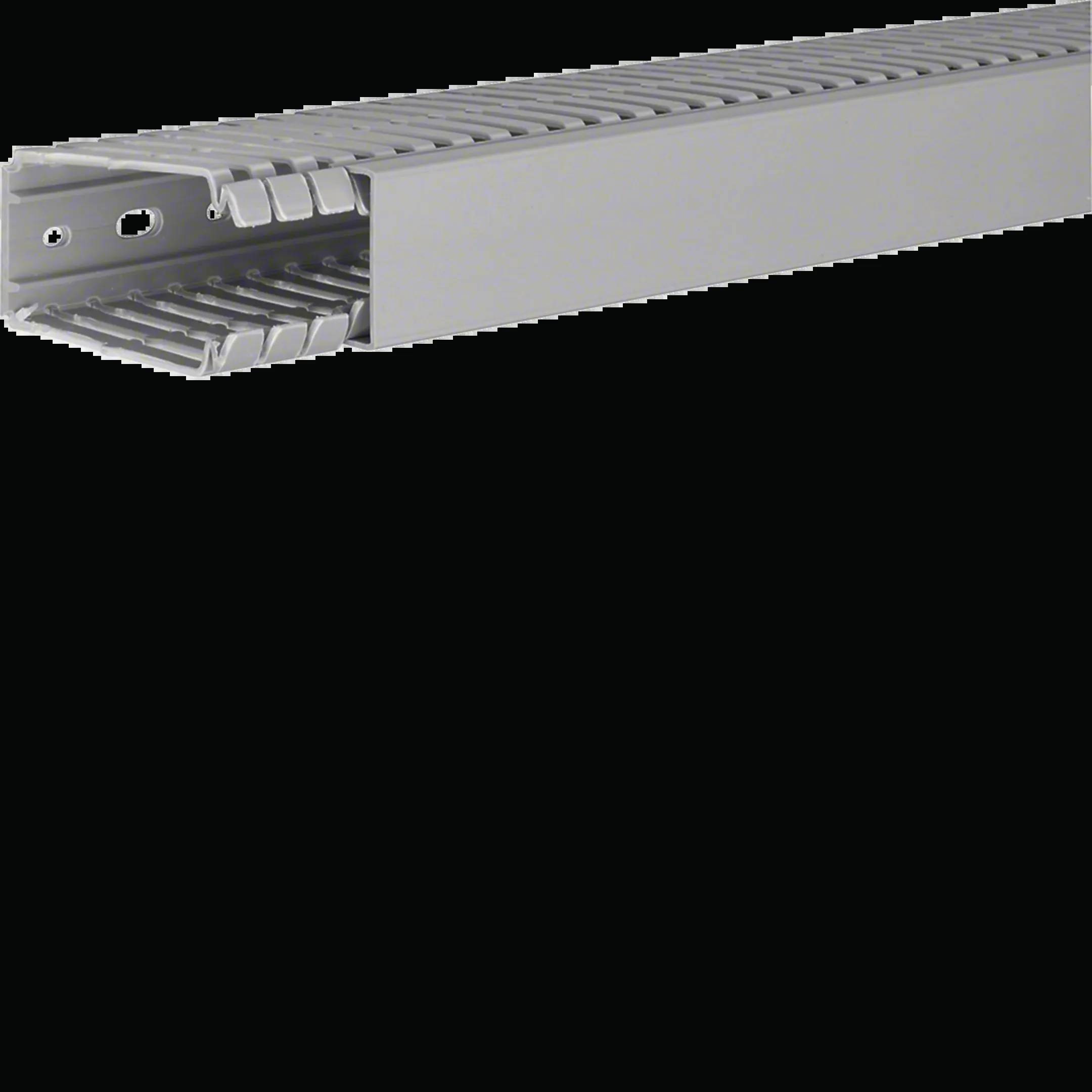 Grijs kabelgootjesysteem met ventilatiesleuven voor kabelorganisatie en -bescherming in technische omgevingen.