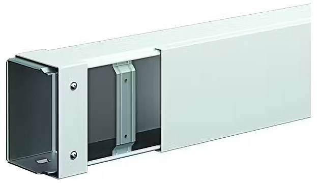 Metalen kabelgoot met rechthoekige doorsnede, open uiteinde rechts en bevestigingselement in het midden. Geschikt voor kabelbeheer.