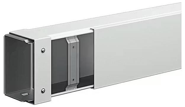 Onderdeel van een kabelgootsysteem, toont de binnenkant met bevestigingselementen. Wit materiaal, geschikt voor kabelgeleiding in gebouwen.