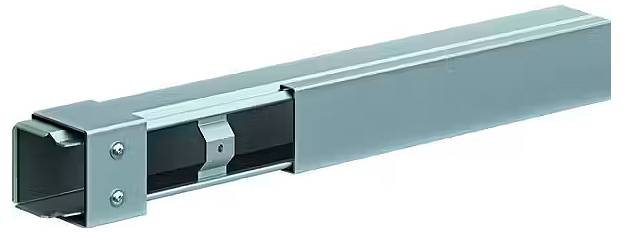 Metalen rail voor het bevestigen van technische of industriële componenten, voorzien van sleuven en schroefverbindingen.