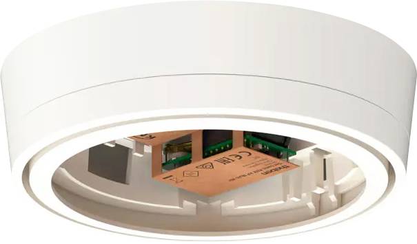 Een witte rookmelder met zichtbare elektronica aan de binnenkant, gemonteerd aan het plafond. Hij dient voor vroegtijdige branddetectie.