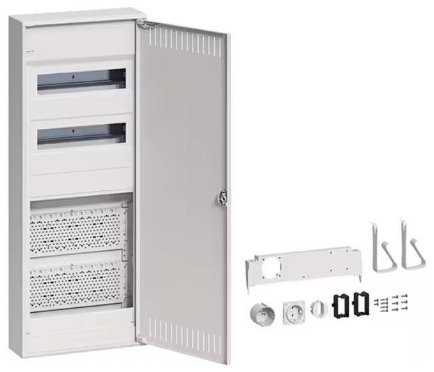 Elektrische schakelkast met geopende deur, toont meerdere compartimenten. Naast de kast liggen wandbeugels en montagetoebehoren.