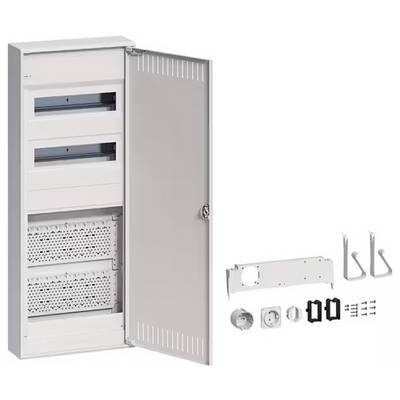 Elektrische schakelkast met geopende deur, toont meerdere compartimenten. Naast de kast liggen wandbeugels en montagetoebehoren.