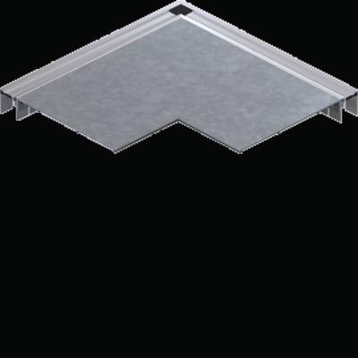Metalen hoekverbinding met een grijze oppervlakteafwerking, in een gehoekte vorm. Verbindt twee componenten, geschikt voor industriële of constructieve toepassingen.