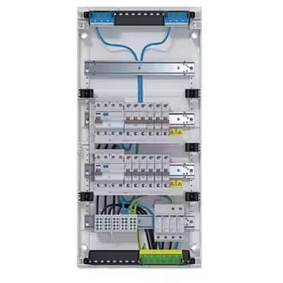 Een geopende schakelkast met meerdere kabels en elektrische componenten die in rijen zijn gerangschikt.