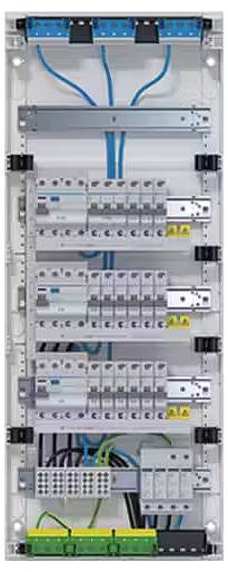 Een open zekeringkast met meerdere rijen schakelaars en blauwe kabels, toont elektrische bedrading en beveiligingsschakelaars.