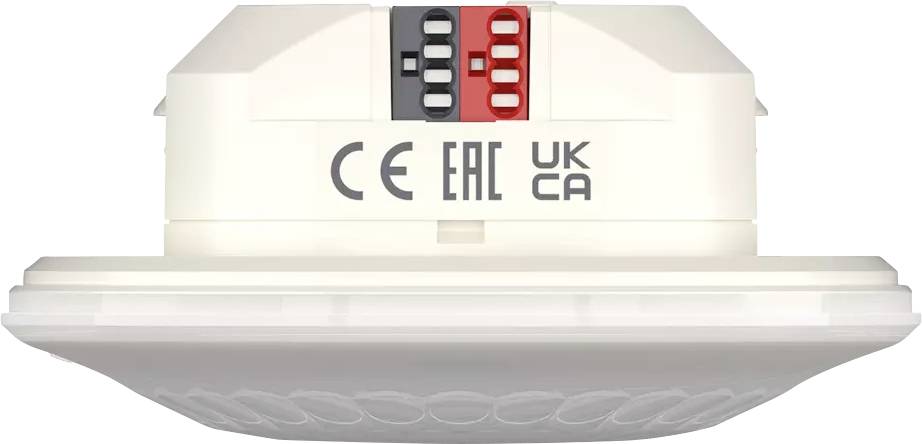 Een ronde plafondluidspreker met witte en rode aansluitingen. Certificeringsmarkeringen 'CE', 'EAC' en 'UK CA' zijn zichtbaar.