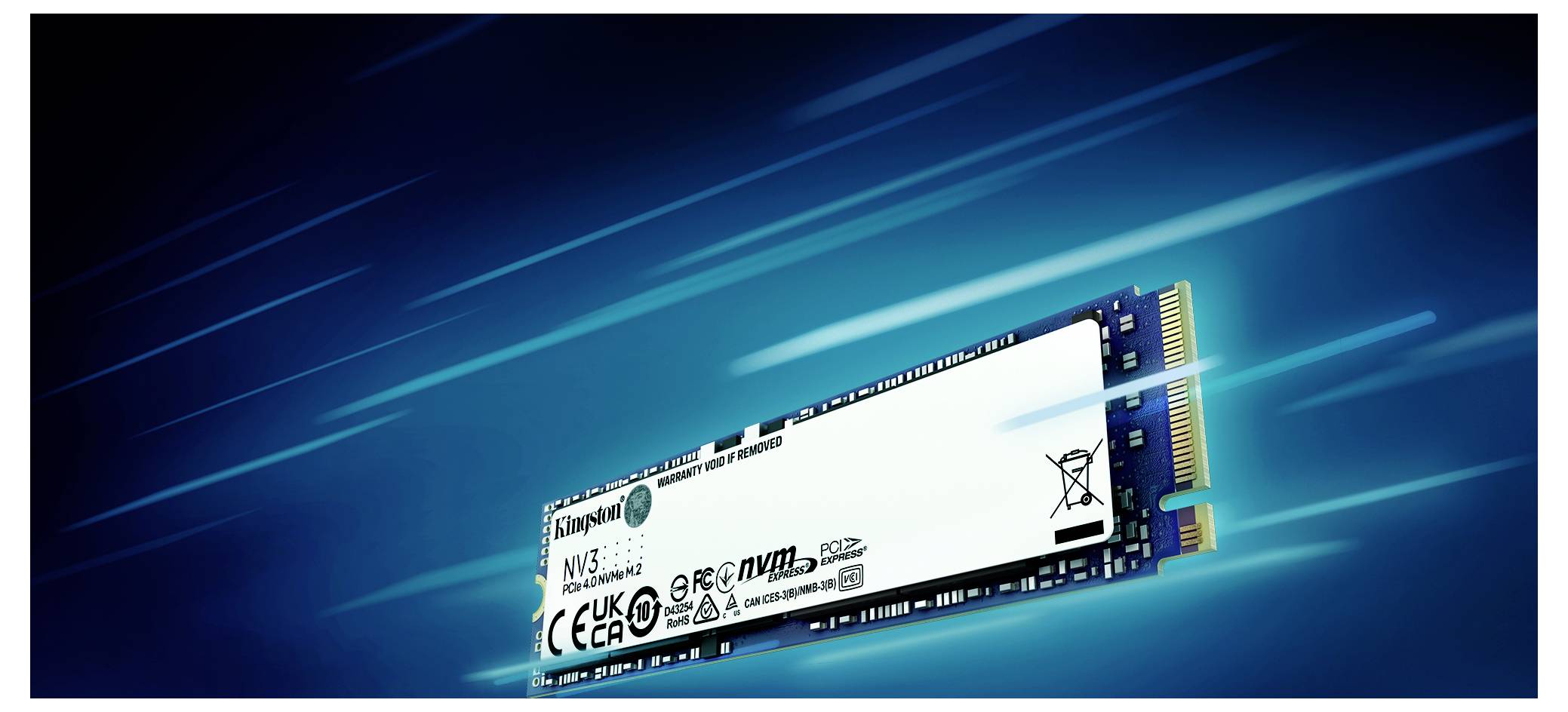 Een M.2 NVMe SSD-module, dat schuin van links naar rechts wordt weergegeven, voor een blauwe achtergrond met lijnen die snelheid suggereren.