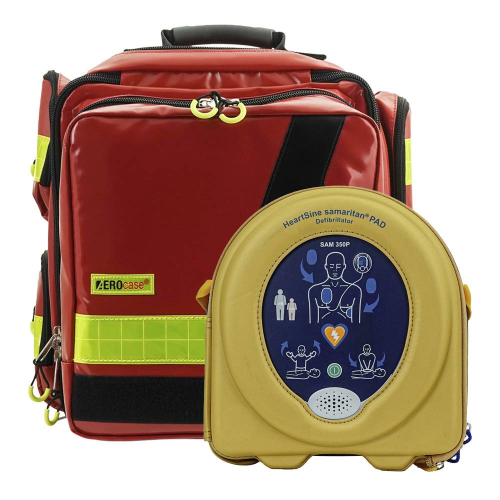 Rode EHBO-rugzak naast een AED met symbolen voor hartmassage en beademing op een digitaal scherm.