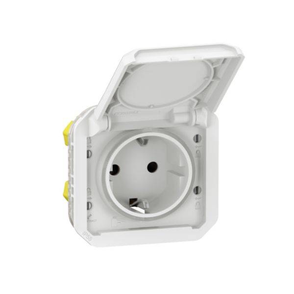 Een witte, vierkante wandcontactdoos met klapdeksel, geopend. Het deksel beschermt de contactdoos en is geschikt voor gebruik buitenshuis.