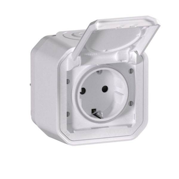 Een witte buitenwandcontactdoos met klapdeksel, geschikt voor gebruik buitenshuis, biedt bescherming tegen weersinvloeden.
