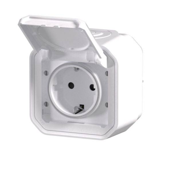 Witte, weerbestendige buitenstopcontact met klapklep. Ideaal voor gebruik buitenshuis om elektronische apparaten te beschermen tegen regen.