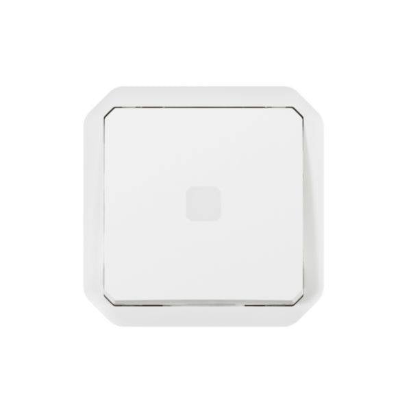 Een witte, vierkante wandschakelaar met afgeronde hoeken, centraal gepositioneerd op een neutrale achtergrond.