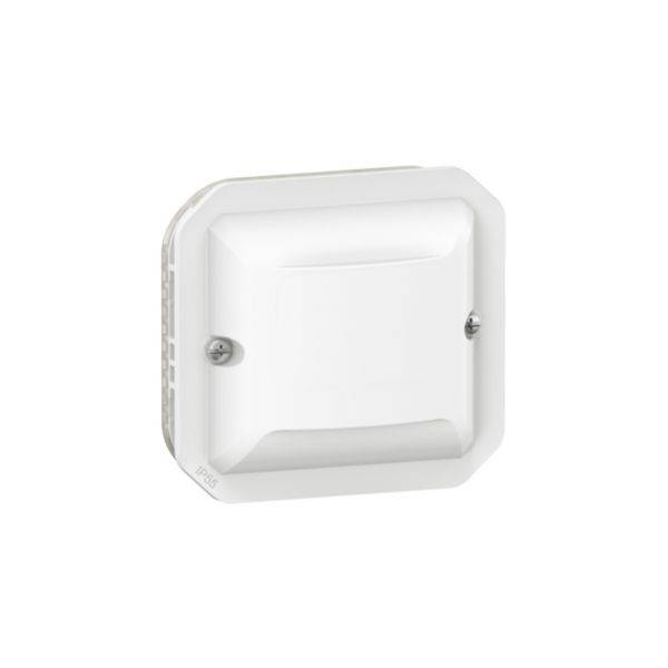 Witte vierkante wandlamp met een lichte uitstulping, bevestigd aan een muur. Twee schroeven zichtbaar. Strak, minimalistisch ontwerp.
