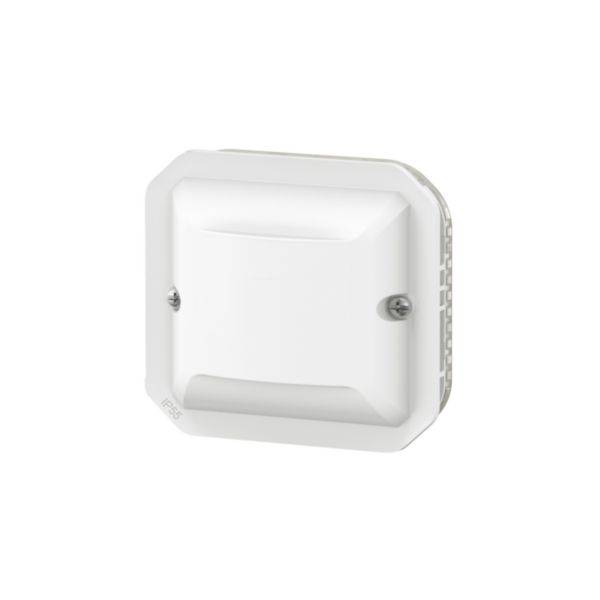 Witte, vierkante afdekking van een aan de muur gemonteerd apparaat, mogelijk bedoeld voor ventilatie- of veiligheidsdoeleinden.