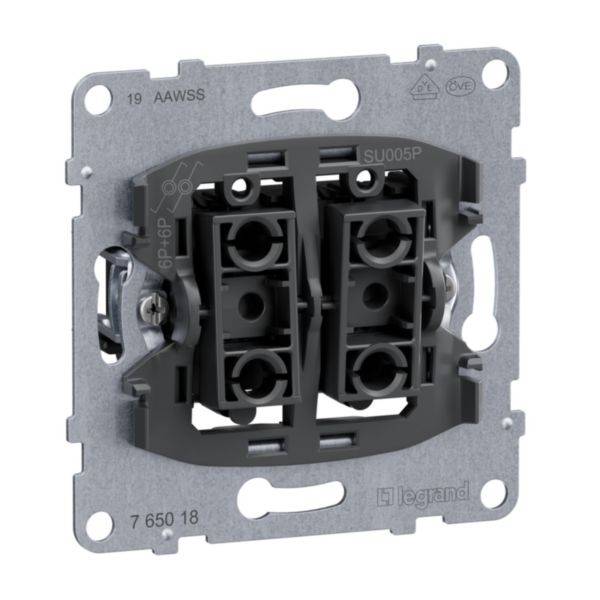 'Rechthoekige schakelmechanisme met twee zwarte tuimelschakelaarblokken, gemonteerd in een metalen frame, zonder afdekking.'