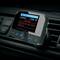 Een autoradio met een digitaal display toont de radiozender 'on3radio'. Het scherm nodigt uit om te klikken naar de website: 'n3radio.de'.