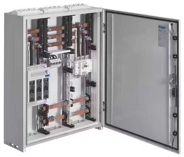 Een geopende elektrische schakelkast met blote koperen stroomrails, installatieautomaten en een grote hoofdschakelaar aan de binnenkant.