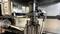 Industriële machine met hydraulisch systeem, bestaande uit cilinders en gewrichten. Zichtbare metalen componenten en verbindingsstangen.