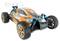Een oranje-grijze afstandsbediende buggy met grote terreinbanden en blauwe schokdempers, weergegeven in een schuine perspectief.