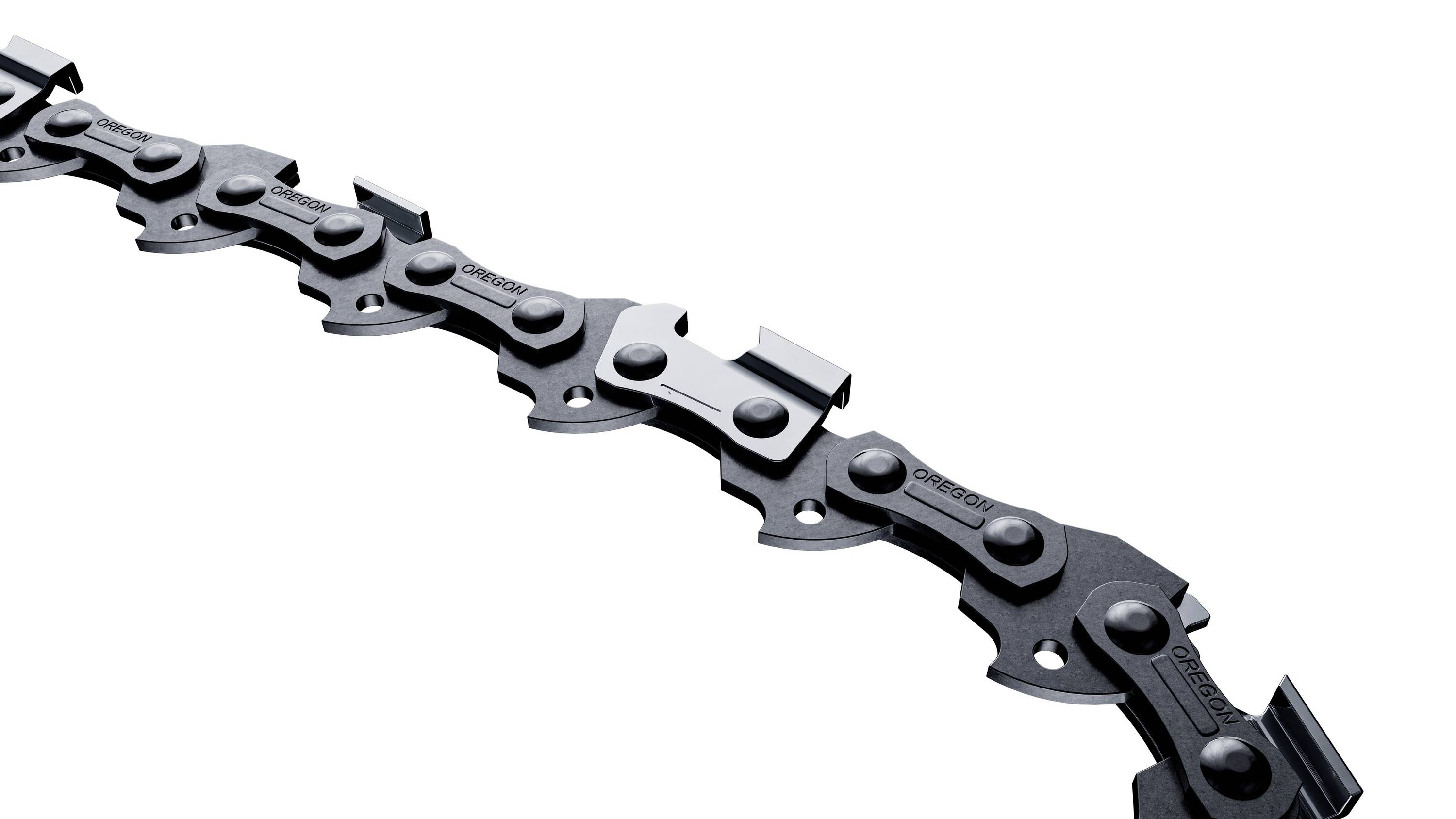 Een scherpe metalen kettingzaagketting, diagonaal geplaatst op een witte achtergrond, met zichtbare schakels en zaagjes.