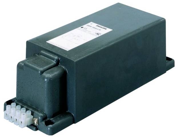 Een rechthoekige, donkergroene elektrische transformator met aansluitingen aan de voorzijde en een sticker met technische gegevens bovenop.