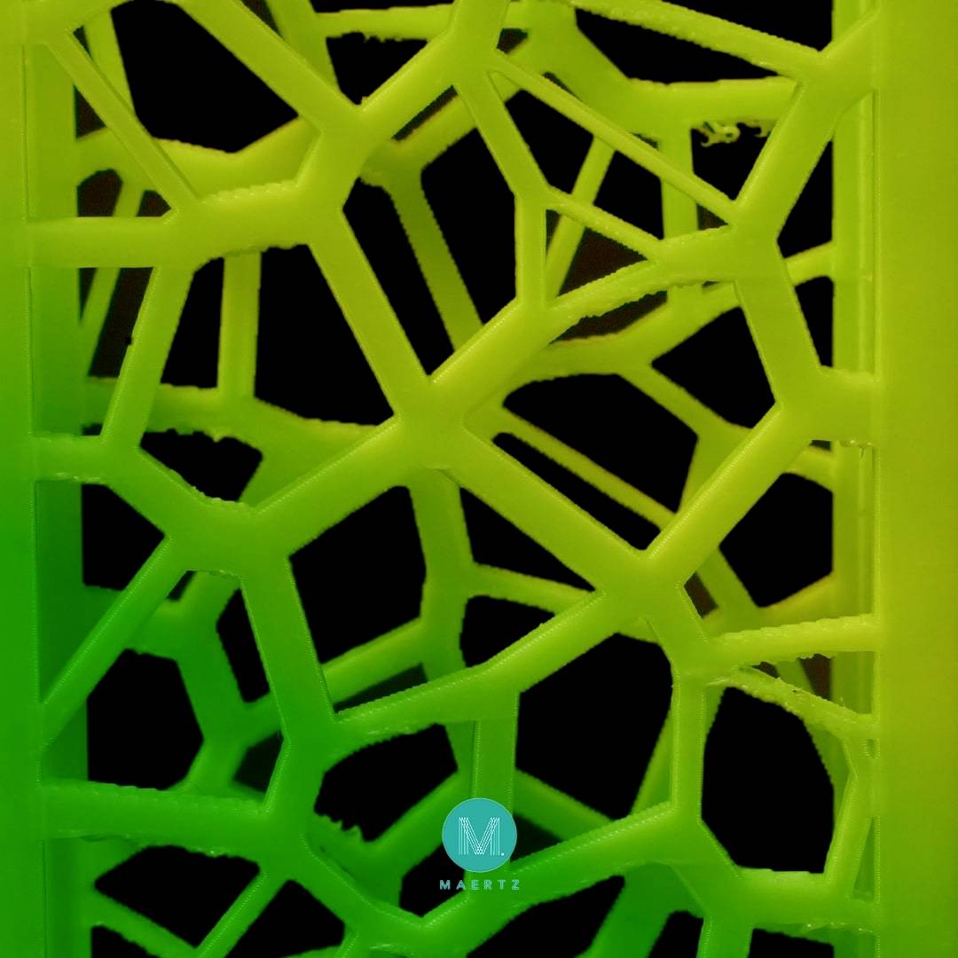 Een felgroen, geometrisch patroon met talrijke kruisende lijnen en vormen op een zwarte achtergrond.