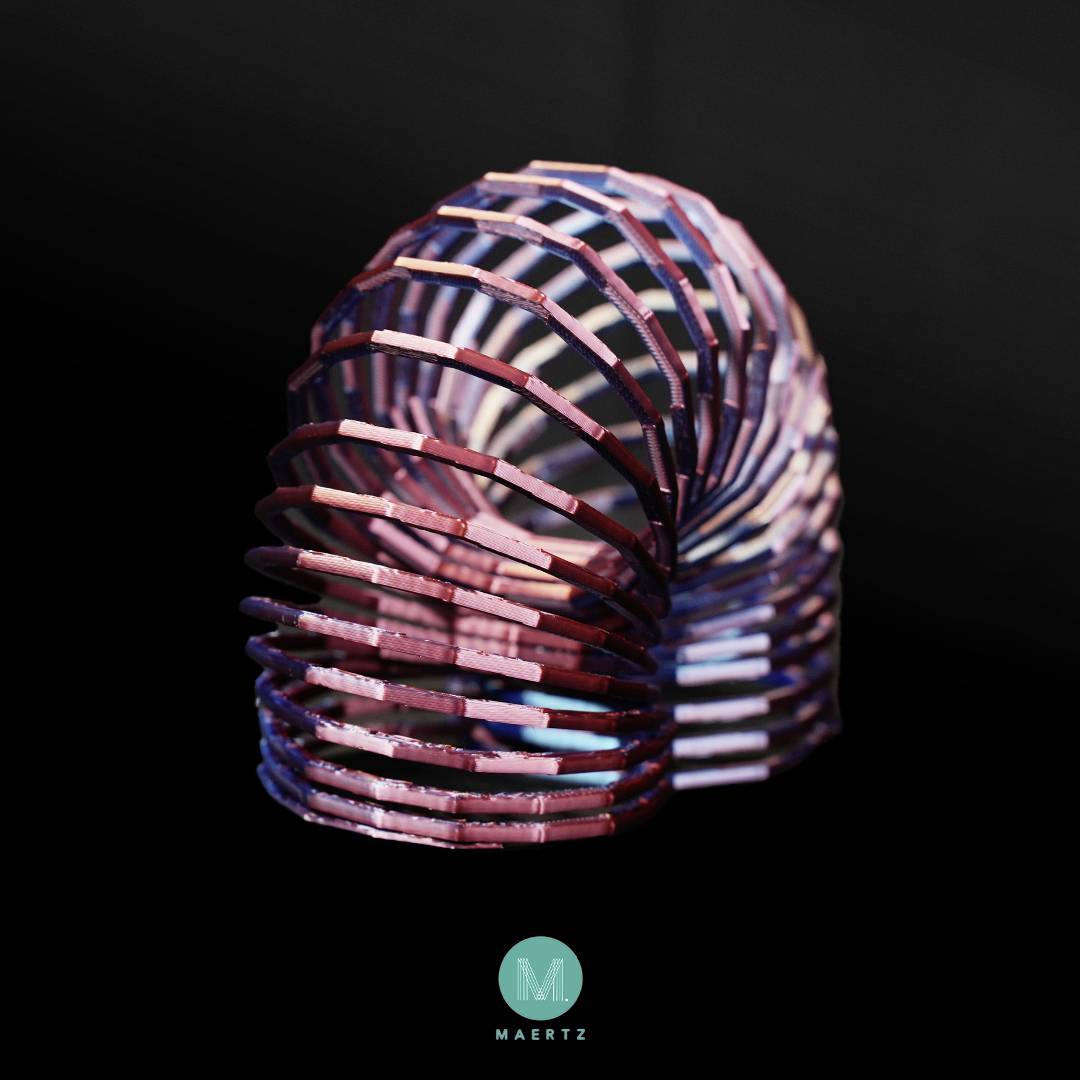 Een abstract kunstwerk van in elkaar grijpende, kleurrijke metalen ringen tegen een zwarte achtergrond. Onderaan bevindt zich een blauw logo met de tekst 'MAERTZ'.