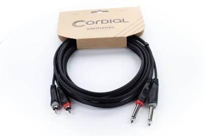 Zwart audiokabel met twee grote jackpluggen en twee RCA-connectoren, verpakt in een kartonnen banderol met de tekst 'Cordial elements'.