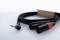 Audiokabel met een 3,5-mm-stekker aan de ene kant en twee XLR-stekkers aan de andere kant, op een witte achtergrond.