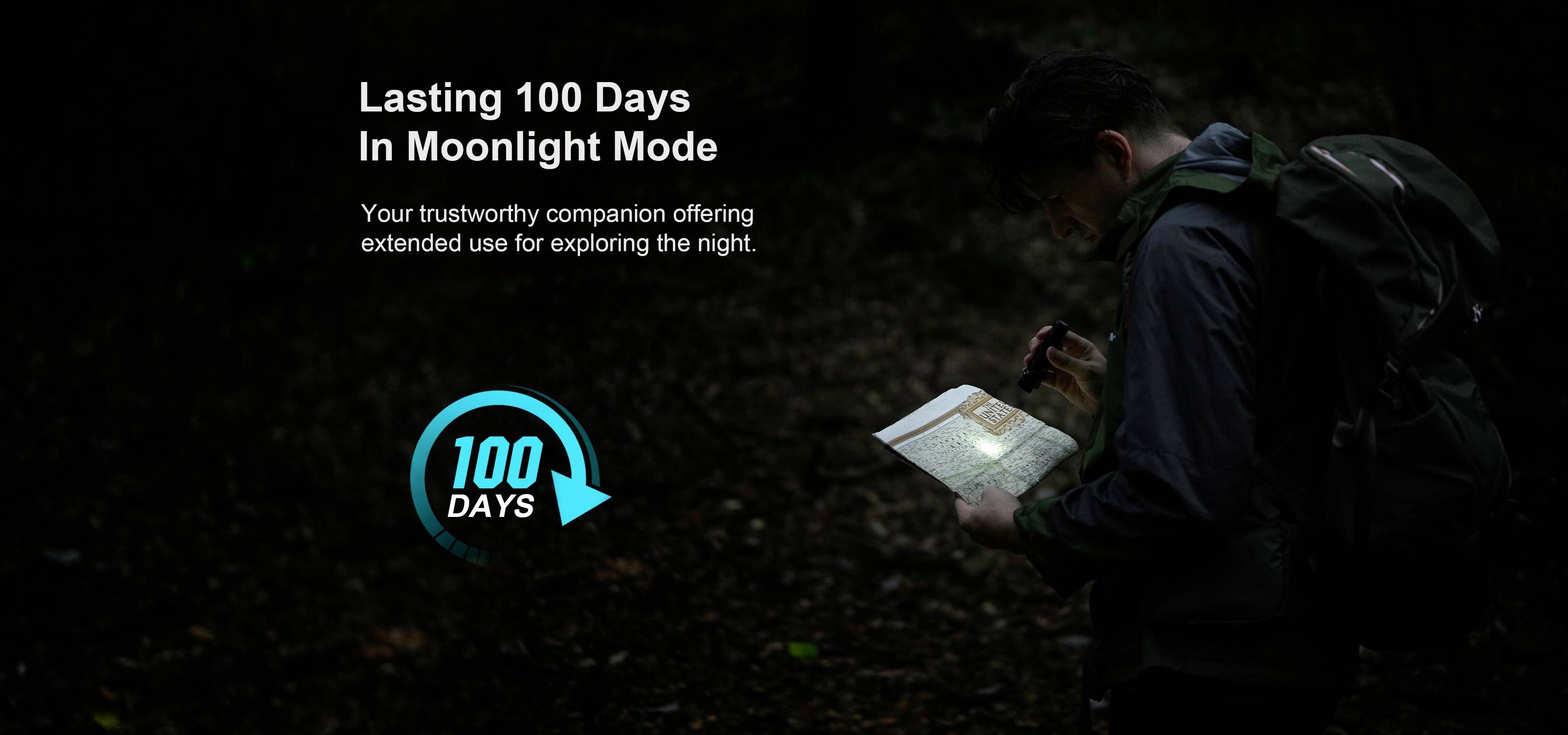Man in donker bos bekijkt een landkaart. Tekst ernaast: 'Honderd Dagen in Maanlichtmodus'. Symbool met '100 DAGEN'.