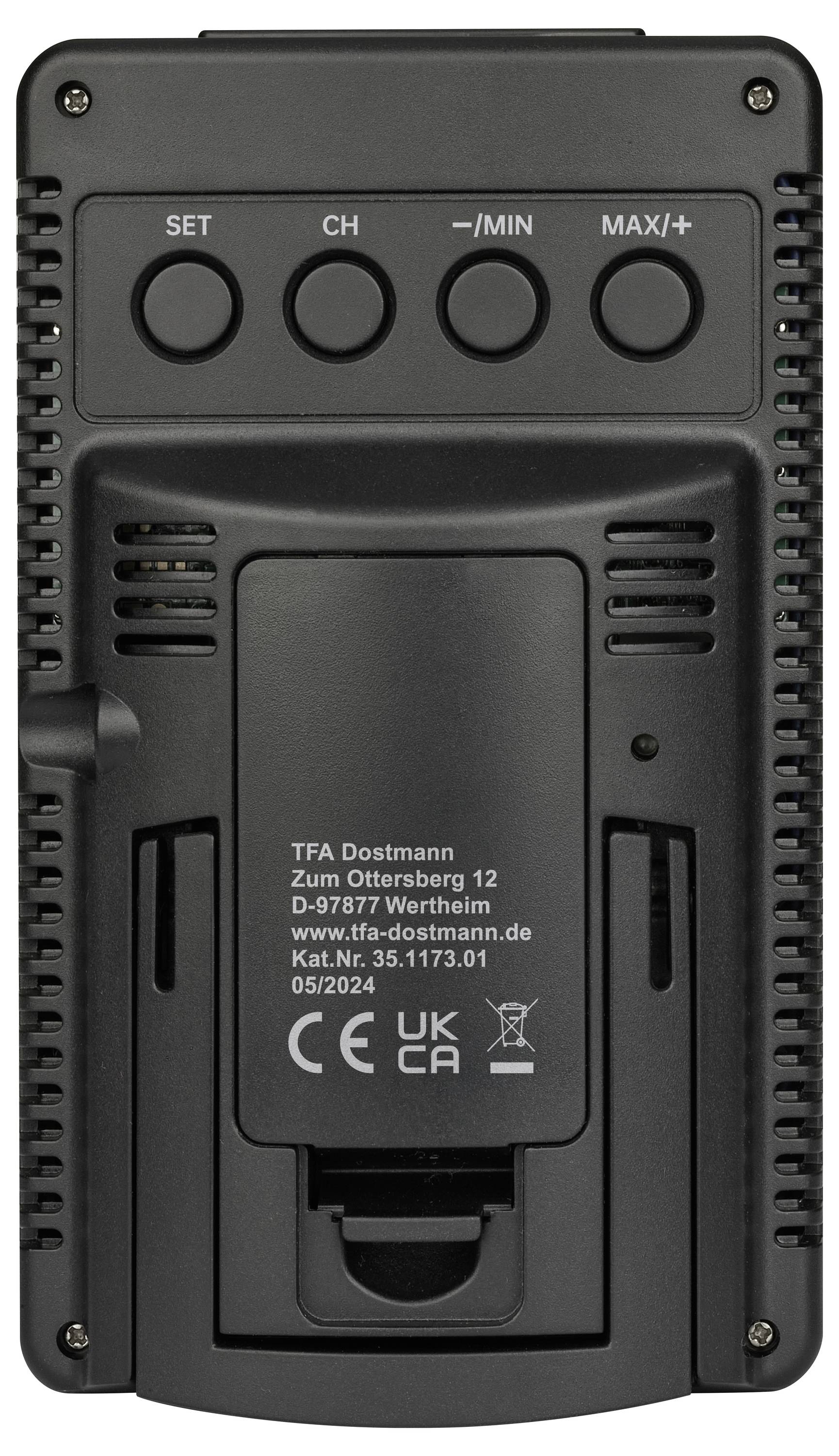 Achterkant van een elektronisch apparaat met vier knoppen bovenaan, opschrift 'TFA Dostmann', adres, modelnummer en CE-markering onderaan.