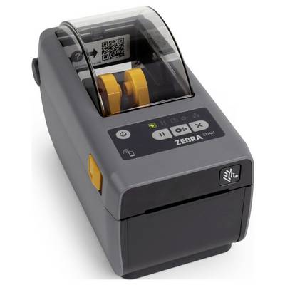 Een grijze etikettenprinter met een zwart bedieningspaneel, draaiknop en oranje details. Een QR-code is zichtbaar in het printgebied.