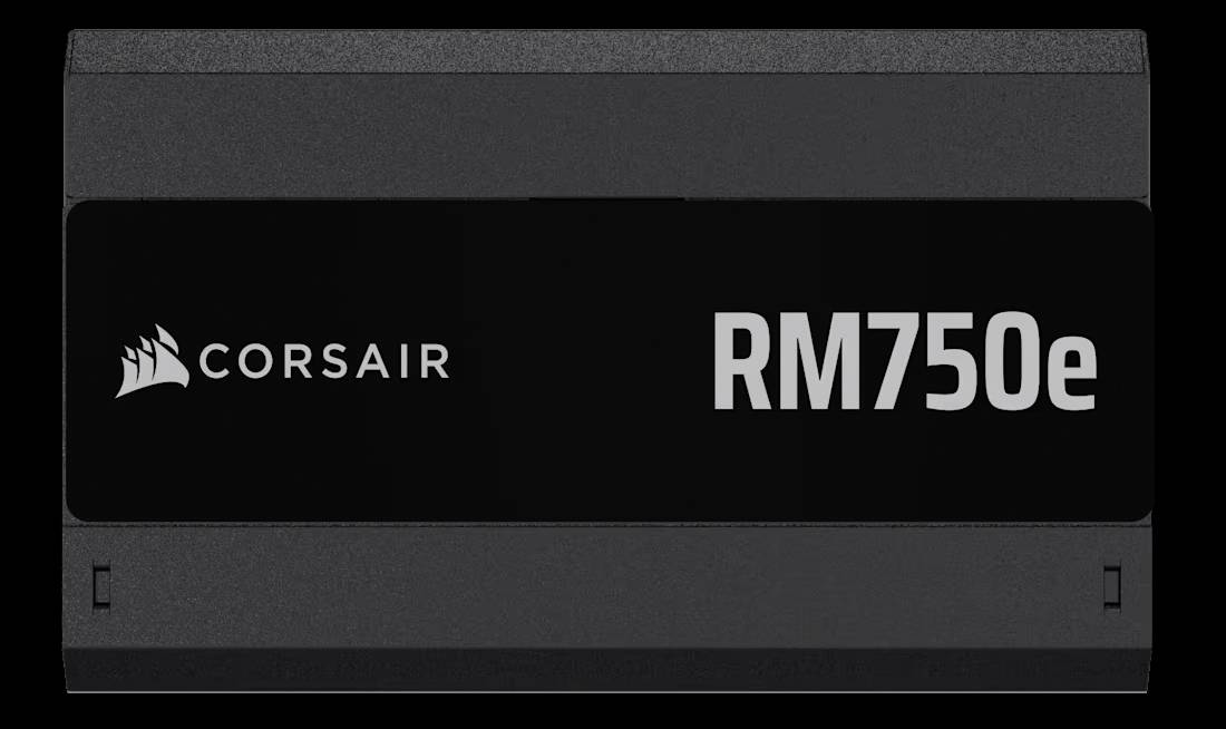 'Corsair RM750e' voedingsunit, zwart, horizontale uitlijning, zonder zichtbare kabels, modelnaam en logo prominent in het wit weergegeven.