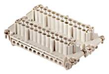 Een rechthoekige, witte elektrische connector met meerdere openingen voor kabelaansluitingen en zijdelingse vergrendelingsmechanismen.