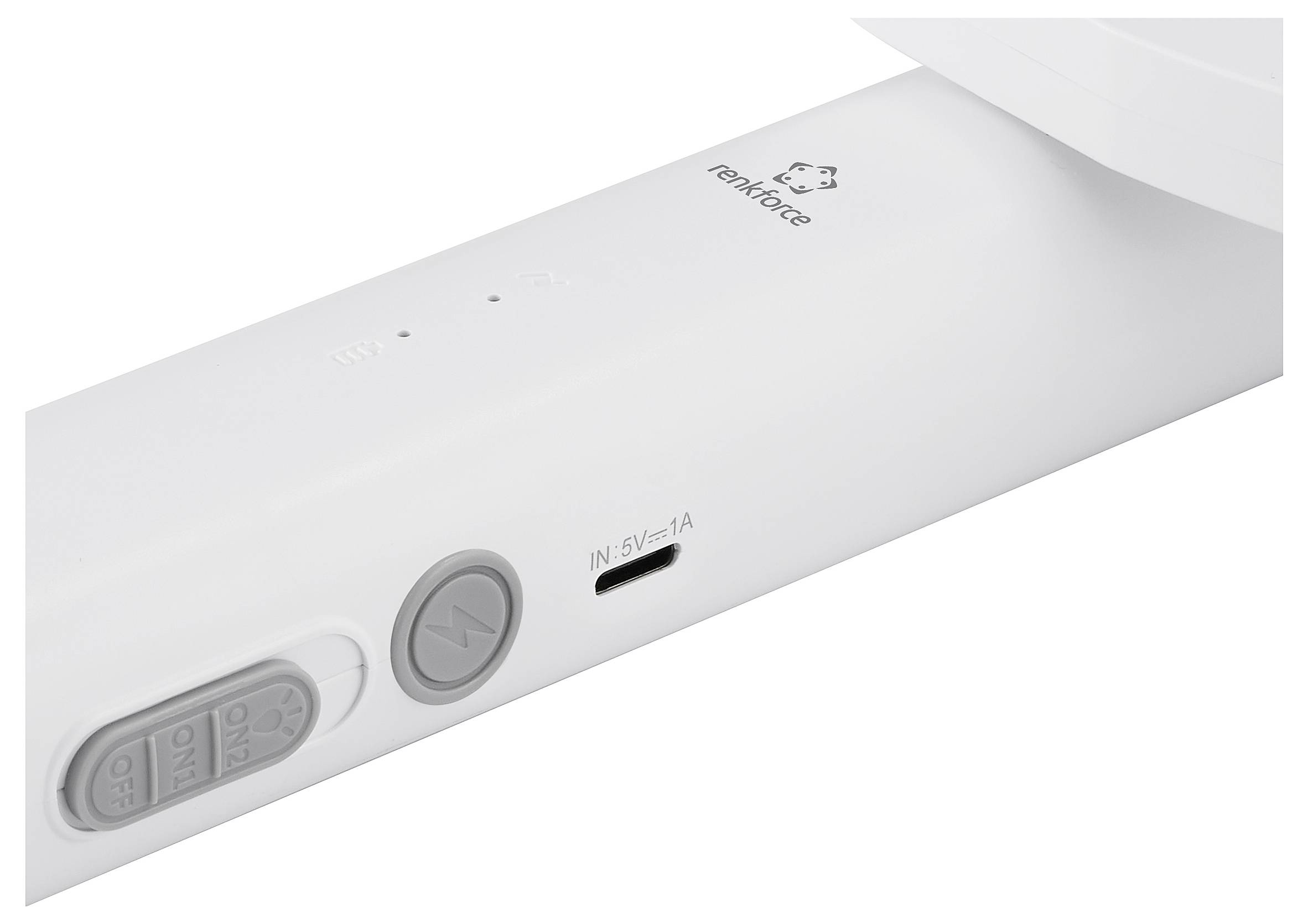 Een witte draagbare ventilator met USB-oplaadaansluiting, aan/uit-knop en merklogo.