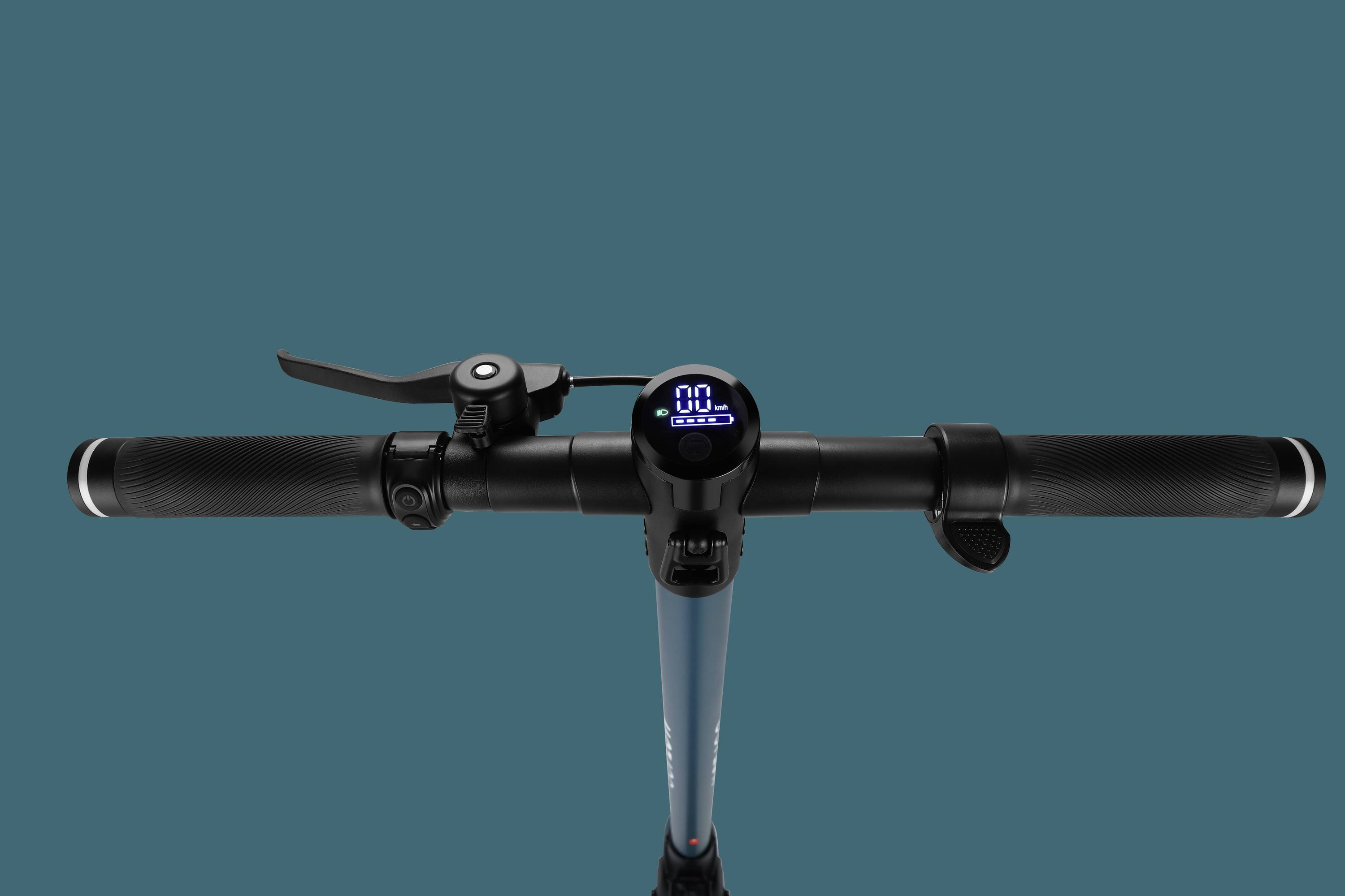 'Stuur van een elektrische scooter met digitale snelheidsmeter en remhendel, weergegeven tegen een blauwe achtergrond.'