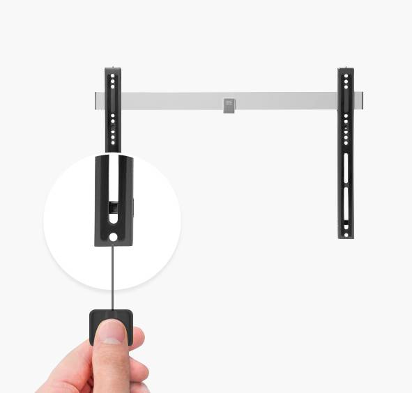 Wandsteun voor televisie: zwarte steun, hand trekt aan kabel voor bevestiging, toont eenvoudig installatiemechanisme.