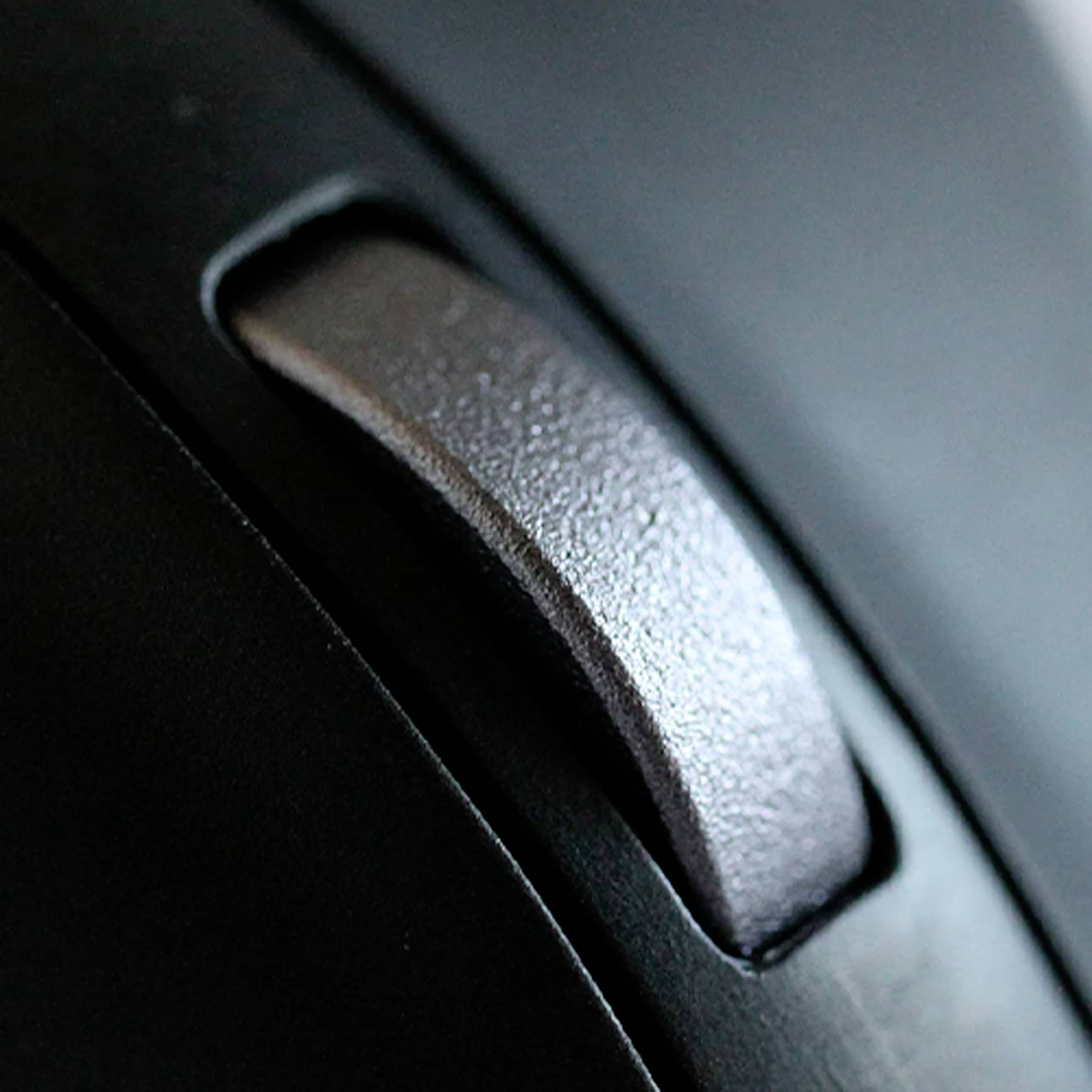 Een close-up van het scrollwiel van een zwarte computermuis, die comfort en functionaliteit bij het scrollen benadrukt.