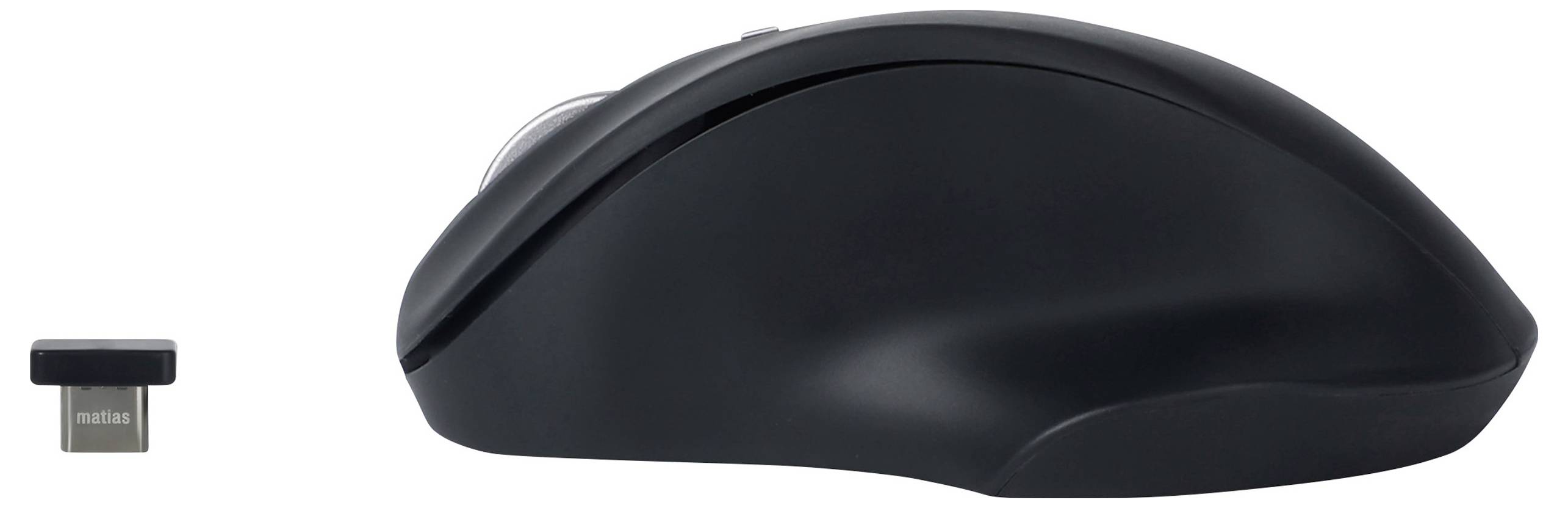 Een draadloze zwarte computermuis met de bijbehorende USB-ontvanger.