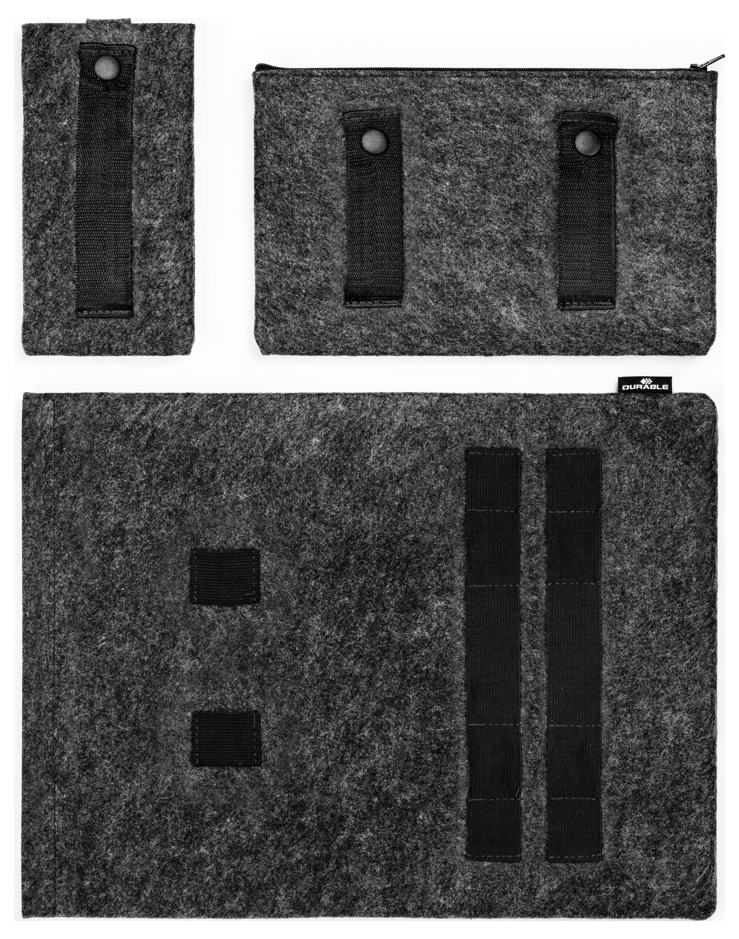 'Drie grijze vilten tassen in verschillende formaten met zwarte bevestigingsriemen aan de voorkant. Eén tas heeft een rits.'