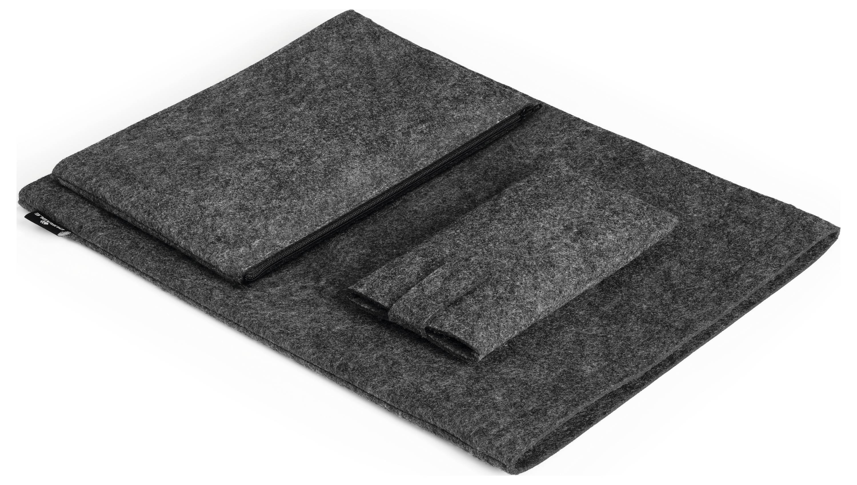 Grijze vilten tassenset, bestaande uit drie rechthoeken van verschillende grootte, plat liggend op een witte achtergrond.